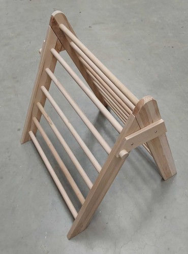 Aufgestelltes klappbares Kletterdreieck aus Buche mit Holzsprossen